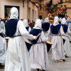 Algunas vestes tocando los tambores, siguiendo uno de los pasos de la procesión del Santo Entierro de Tarragona.