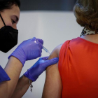 Una dona rebent la vacuna contra el coronavirus.