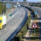 Diversos vehicles transitant l'AP-7, ja alliberada de peatges, al Baix Ebre.