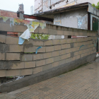 Un mur a Alcanar precintat per la policia local del municipi després d'haver patit els efectes de l'aiguat.