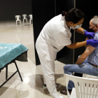 Imagen de una enfermera vacunando a un hombre.