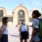 Tres jóvenes, dos de ellas sin mascarillas, charlando en la plaza Corsini de Tarragona, en el primer día sin obligatoriedad de llevar mascarillas.