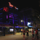 Pla general del carrer Carles Buïgas, amb la discoteca Tropical de Salou al fons.