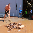 Un treballador d'una empresa de mobles de bany del polígon industrial Valldepins d'Ulldecona, durant les tasques de neteja després de l'aiguat d'aquest dimecres.