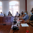 Pla obert de la reunió entre el govern municipal d'Alcanar i representants del Govern a les Terres de l'Ebre.