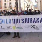 Plano medio de una de las pancartas de la concentración para dar apoyo a los activistas de la Plataforma Riu Siurana en Falset.