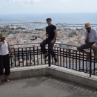 Imagen del videoclip con el tres músicos y el municipio en el fondo.