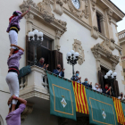 Plano abierto contrapicado de la Colla Jove Xiquets de Tarragona entrando en la plaza de la Vila con un pilar de 4.