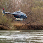 Plano general del helicóptero que ha hecho los primeros tratamientos contra la mosca negra en el embarcadero del azud de Xerta.