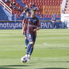 Elías Pérez conduciendo la esférica en un partido de la temporada pasada de la Extremadura.