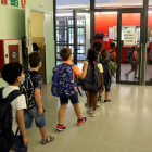 Plano abierto de alumnos entrando en la escuela Frederic Godàs de Lleida.