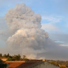 La gran columna de humo que se ha reavivado al cabo del incendio de la Conca de Barberà y Anoia.