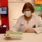 Una farmacéutica de Tarragona con un test de antígenos.