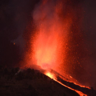 El volcán Cumbre Vieja en plena erupción esta noche.