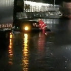 Los bomberos han tenido que rescatar a tres personas de sus vehículos por|para las inundaciones.