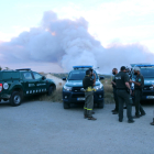 Els agents rurals al centre de comandament dels bombers a Santa Coloma de Queralt observant el foc.