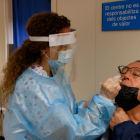 Una infermera a l'Hospital de Santa Tecla durant la realització d'un test d'antígens.