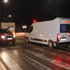 Plano abierto de una ambulancia de ANAV entrante en la central nuclear de Ascó, mientras salía un vehículo de los Bomberos.