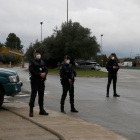 Pla general de tres agents de la Guàrdia Civil a l'entrada de la central nuclear d'Ascó.