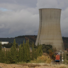 Pla general de la central nuclear d'Ascó, a la Ribera d'Ebre, i d'un tren de mercaderies passant per la via.