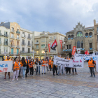 La plantilla concentrada al Mercadal amb pancartes de «l'Ajuntament premia la precarietat».