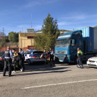 El camión aparcado delante del parque de bomberos. El Ayuntamiento de Alcover habilitó el pabellón para hacerles un reconocimiento médico y darles comida y agua.