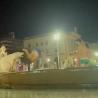 Captura de pantalla del vídeo on es mostra als dos joves en calçotets banyant-se a la font del Centenari.