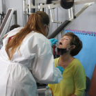 Una mujer haciéndose una PCR.