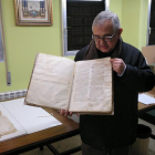 Mosén Manel Fuentes, con un escrito antiguo depositado en el archivo del Arzobispado de Tarragona.