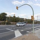 El semáforo solo cambia a color rojo durante escasos segundos, tiempo insuficiente para que los peatones puedan cruzar.