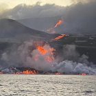 Imagen de la lava llegando al mar, esta mañana.
