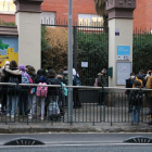 L'Escola de les Aigües, amb pares i alumnes esperant a la porta.