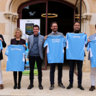 Quim Cristià, vicepresident de la FEHT; Meritxell Roigé, presidenta del Patronat de Turisme de la Diputació; Gavin Makel, director general del Manchester City Femení, i alcaldes de Vila-seca i Cambrils en la presentació de l'acord de patrocini amb el club