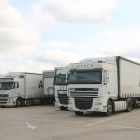 Varios camiones parados en un aparcamiento destinado a estos vehículos en Cassà de la Selva.