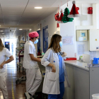 Professionals sanitàries a l'Hospital del Mar que atenen pacients amb covid-19.
