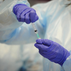 Una infermera prepara una dosi de vacuna contra la covid