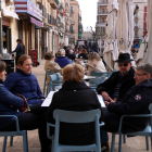 Plano general de un grupo de mujeres consumiendo en una de las terrazas de los restaurantes de la plaza de la Font de Tarragona.