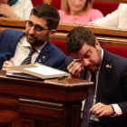 El president de la Generalitat, Pere Aragonès al costat del vicepresident, Jordi Puigneró, al debat de política general.