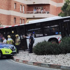 Imatge de l'autobús de l'EMT accidentat a la rotonda de Tarragona.