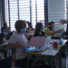 Una professora adreçant-se als alumnes el primer dia de classe a l'institut Sòl de Riu d'Alcanar.