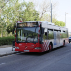 Imagen de un autobús de la EMT en su paso por la parte de Ponent de Tarragona.