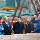 Los directores de la exhumación en la fosa con Carles Pellicer, Pere Aragonès, el hermano de la víctima y Gemma Ubasart.