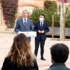 El conseller de Educació, Josep Gonzàlez-Cambray, en rueda de prensa, al presidente de la Generalitat, Pere Aragonès, escuchándolo.