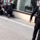 Captura del vídeo de la detención de uno de los jóvenes en el Vendrell.