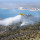 Un medio aéreo trabajando en las tareas de extinción.