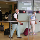 Plano abierto de varios pasajeros de Ryanair saliendo del aeropuerto de Girona.