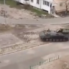 Imagen de un tanque circulante por el distrito de Obolon, en la capital de Ucrania.