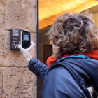 Una persona escanejant el QR de la nova placa instal·lada a l'exterior de la joieria 'Personal' de Tarragona.