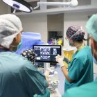 Un equip mèdic atén un pacient amb càncer de pròstata.