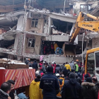 Personal de emergencias buscan víctimas en un edificio derrumbado en Diyarbakir.